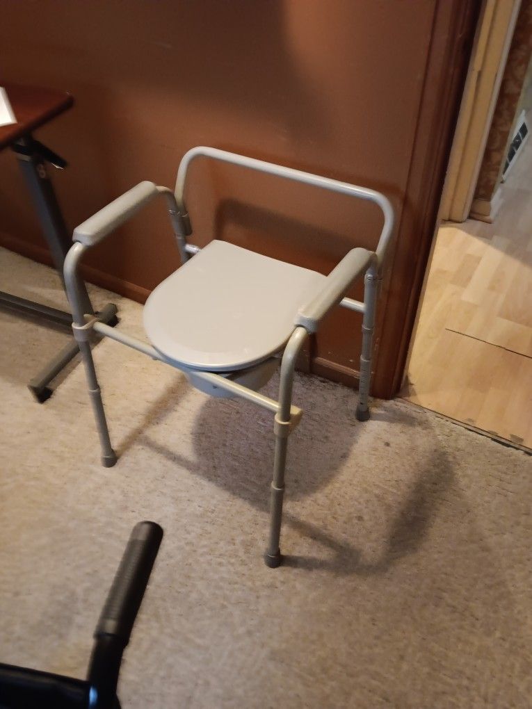 2 Commodes