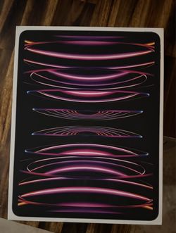 Apple iPad Pro 12.9” M2 6th Gen 128GB WiFi + Logitech Combo Touch Keyboard Case