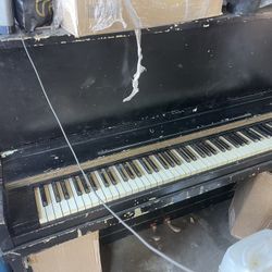 Free Piano  works Good 