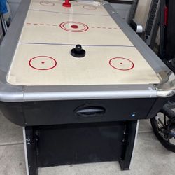 Air hockey table