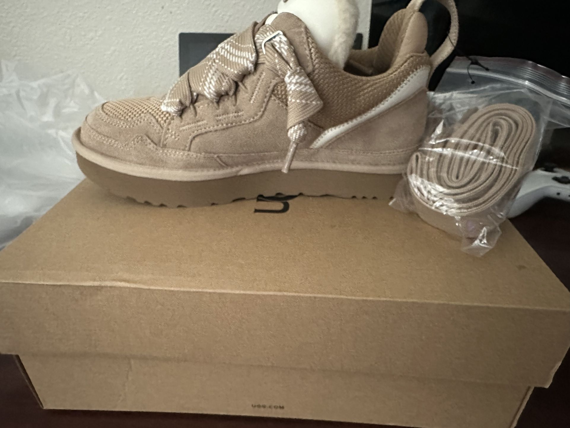 Uggs Lowmel Size 8 in women’s 