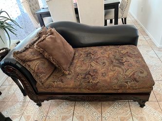 SOFA- CLEAN, SMOKE AND PET FREE