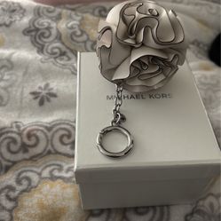 MICHAEL KORS ROSE KEY CHAIN