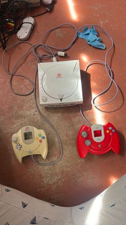 Dreamcast Console. Comes with w/ game disc and controllers