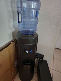 Water dispenser machine with one bottle