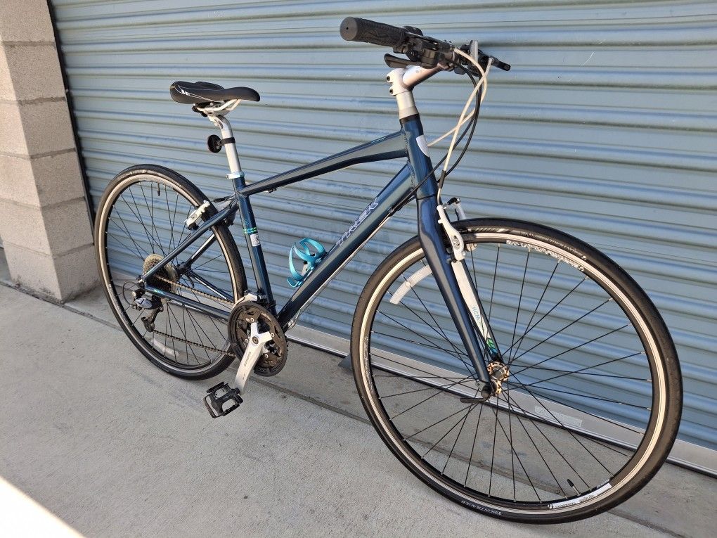 TREK HYBRID BIKE 21 SPEEDS TIRE 700C SIZE M