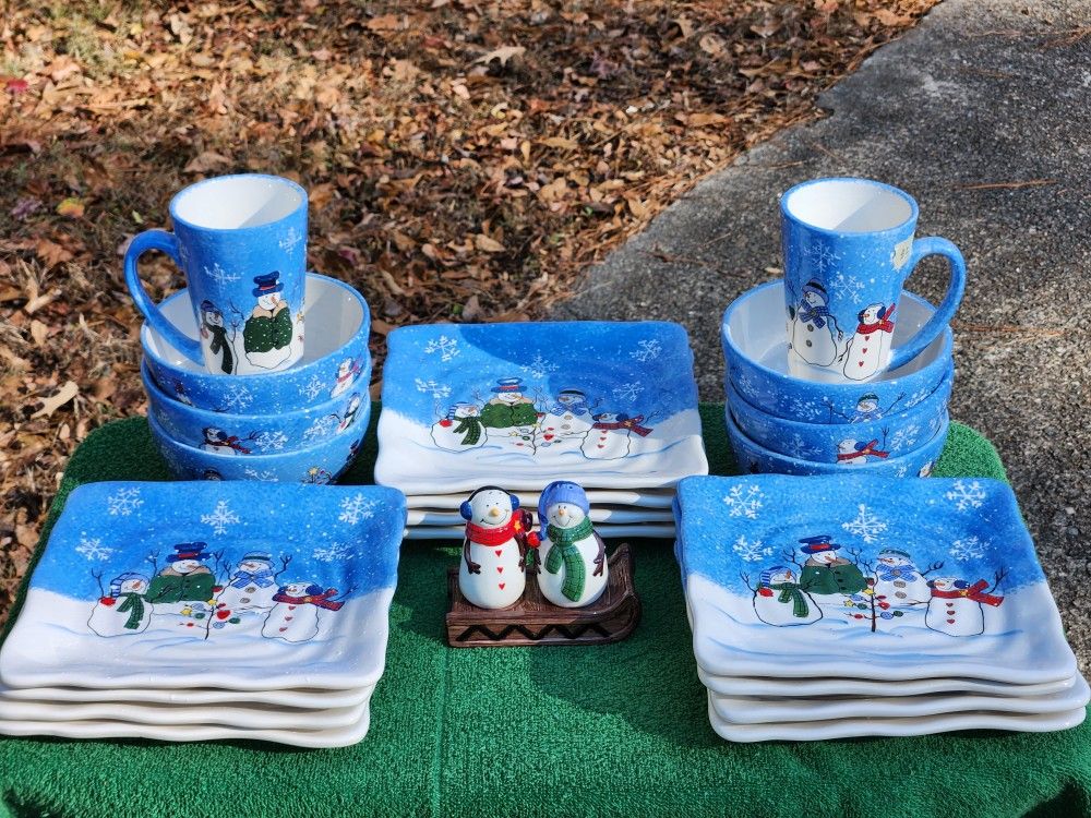 St Nicholas Square, Button Tree Button Up set of Christmas Dinnerware