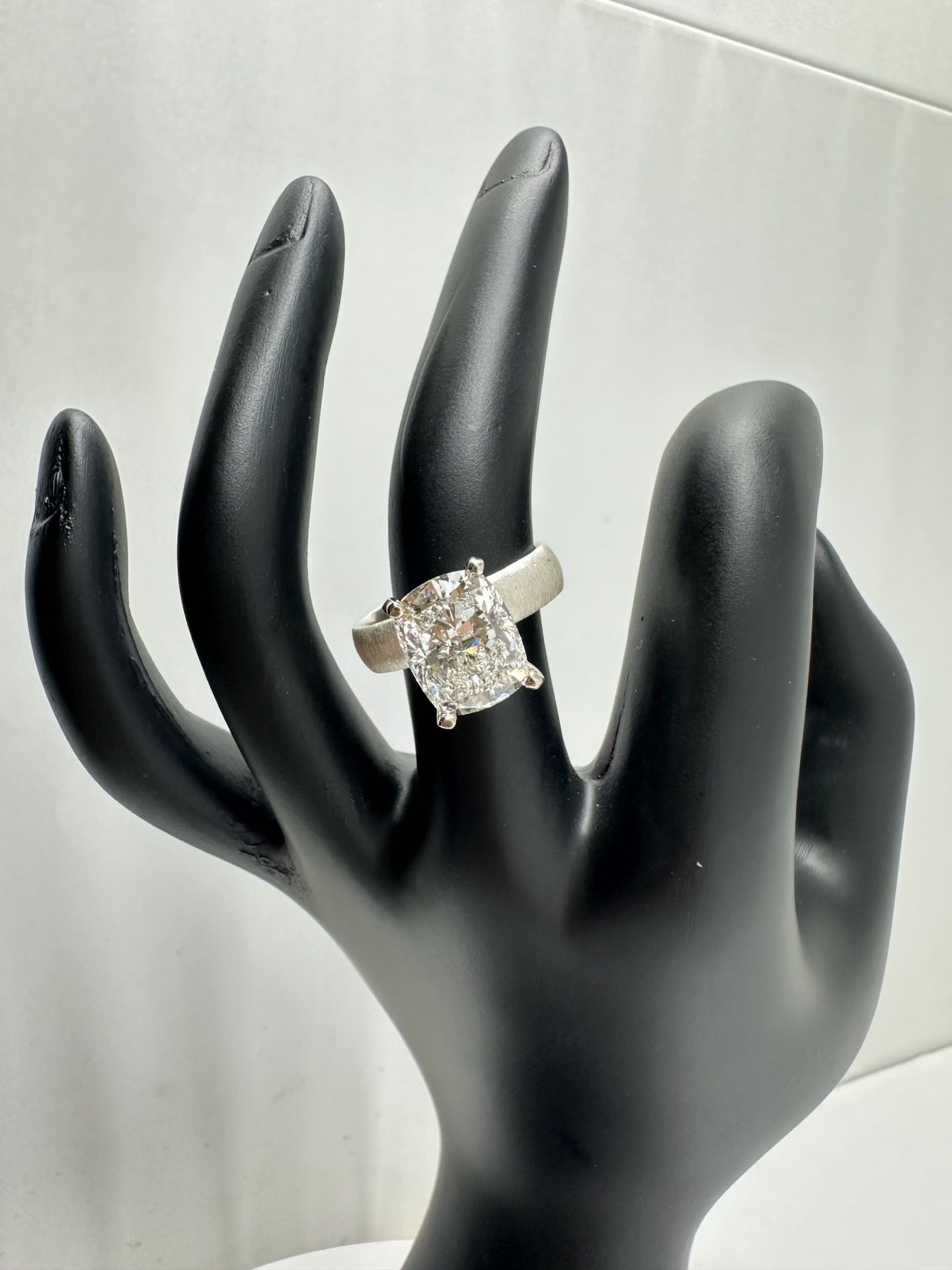 Beautiful lab grown diamond engagement ring 4.01ct