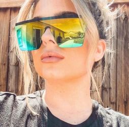 •RARE/NEW• NWT Quay “HINDSIGHT” Matteblk/rnbw Sunglasses