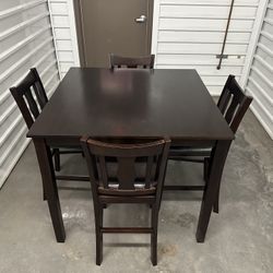 Dining Room Table with 4 Chairs – Excellent Condition