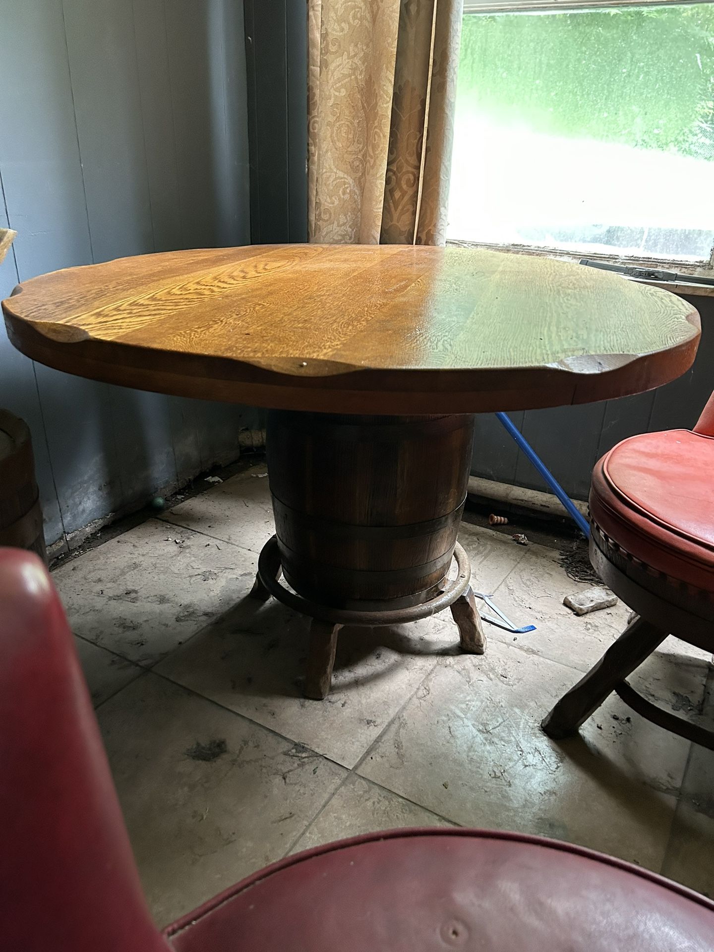 Barrel Table & Chairs