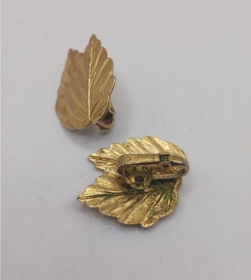 Crown Trifari Double Leaf Clip-On Earrings Goldtone Two Leaves Vintage
