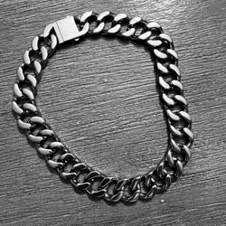 This heavy-duty choker chain features a premium 1-inch link, and clamps shut with a substantial buckle clasp. Finished with laser-etched logo.