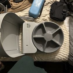 Dog feeder or cat feeder