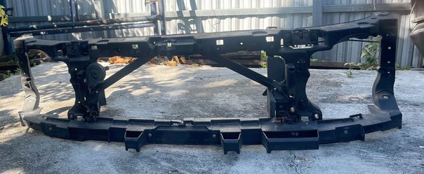 RANGE ROVER radiator support ( soporte de radiador)
