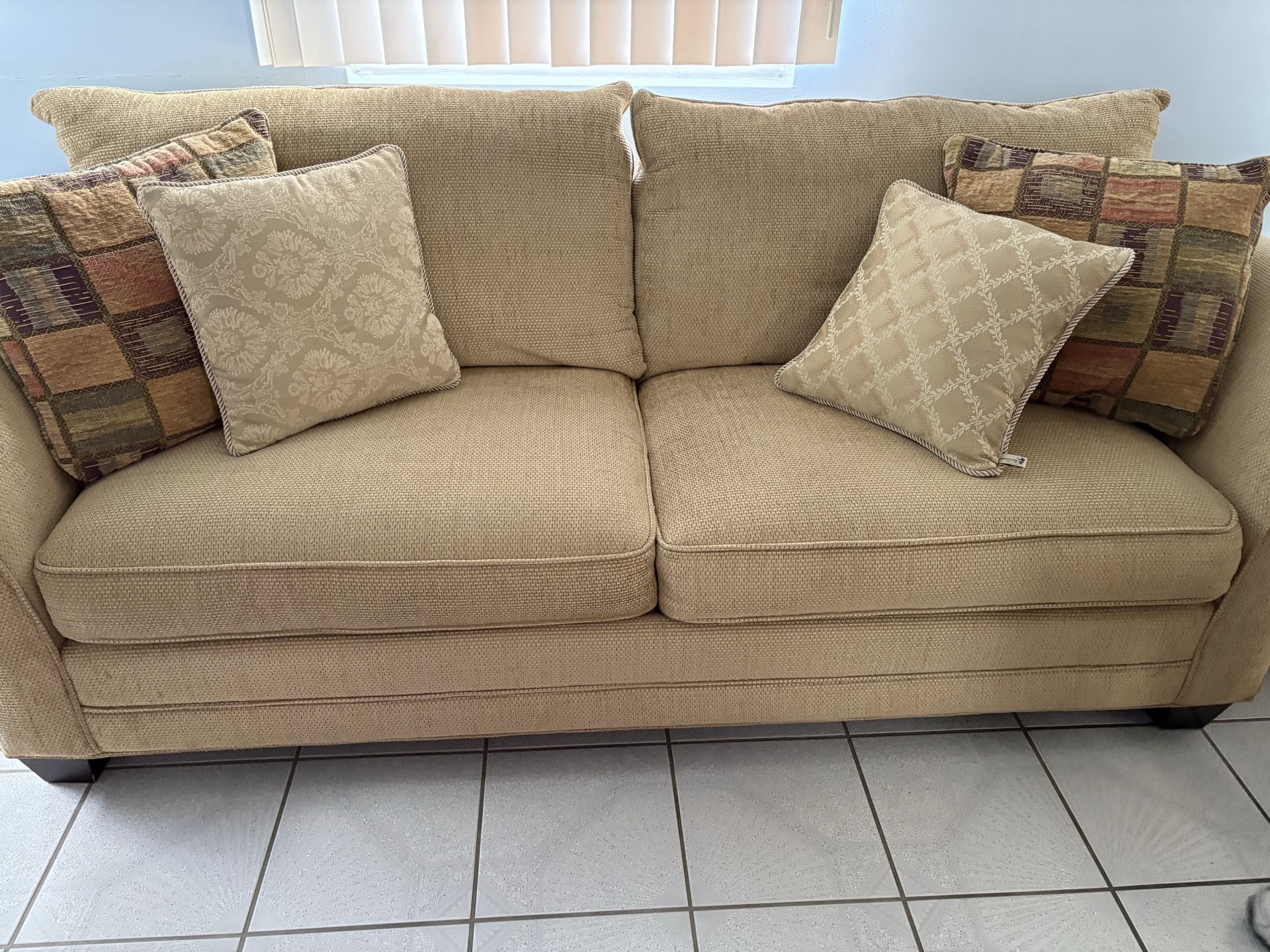 Comfortable and Stylish Couch for Sale: Needs to go