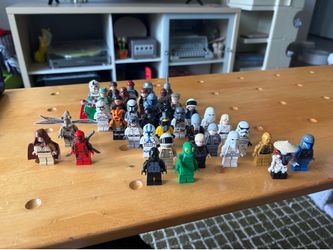39 LEGO MINIFIGURES