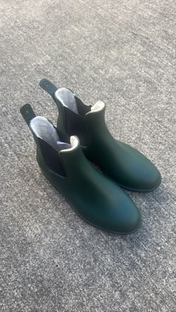 Faux Fur 100% polyester boots for women green color size 9M