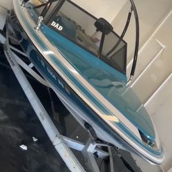 1992 Cheyenne Ski Boat 