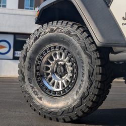 17x8.5 5x127 -10 Offset Kmc 552 in Silver with Black Lip