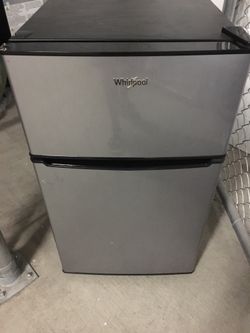 (LIKE NEW) MINI DORM ROOM FRIDGE $100 TEMPE