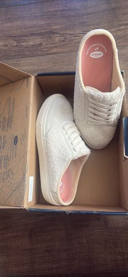 Dr show White Sherpa slip on sneaker 7 1/2