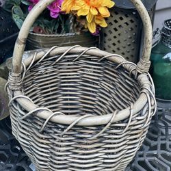 Cute Big Vintage Beige /dark Brown basket 🧺 with handle 