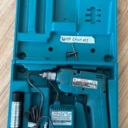 6012 HD MAKITA 3/8” DRILL WITH  FAST CHARGER  /.  9.6 VOLT BATTERY  /  CHUCK KEY