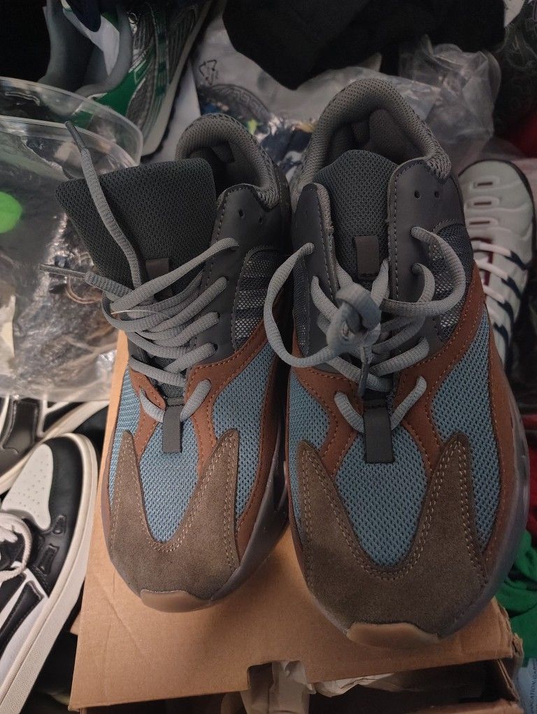 Yeezy Sneakers. Adidas.