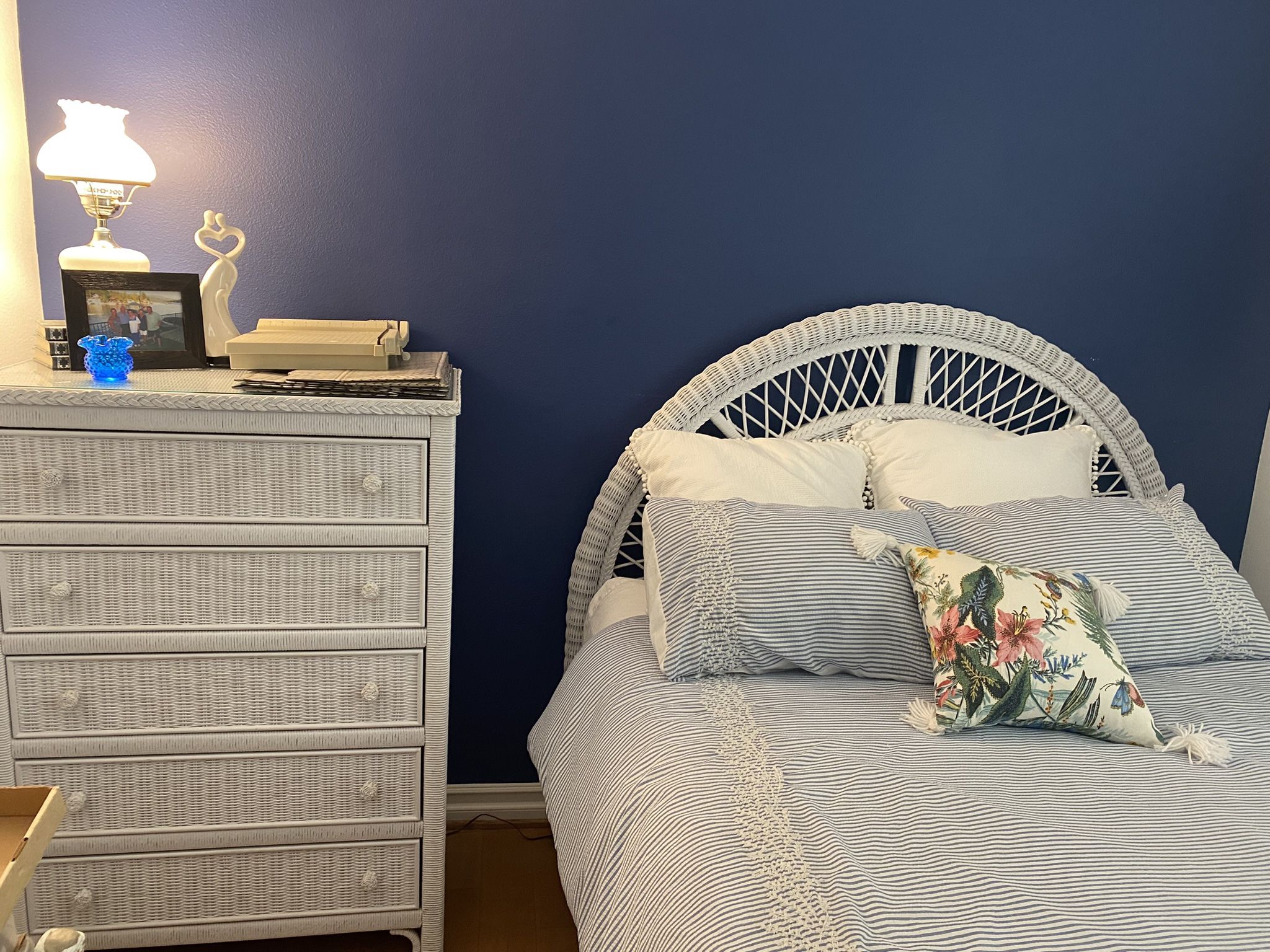 White Wicker Complete Queen Bedroom Set