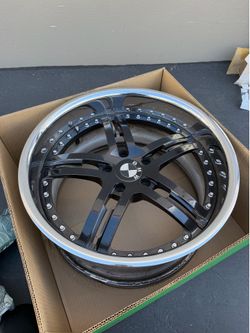 Three-piece wheel rim with BMW logo