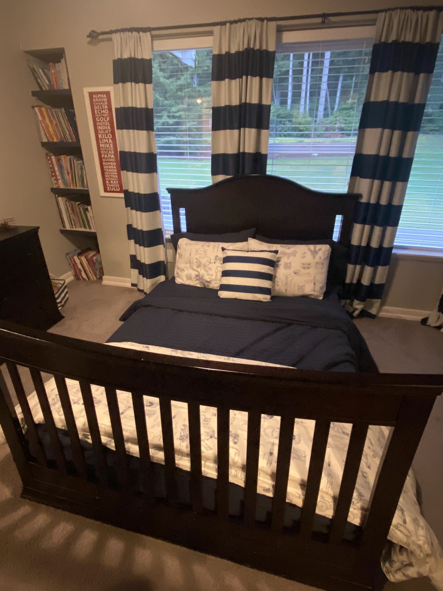 Crib / Toddler Bed (DaVinci Meadow 4-in-1 Convertible Crib in Java Finish)