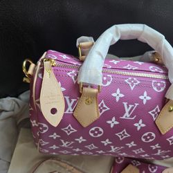 Louis Vuitton.
Pink bag