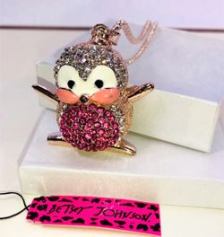 BETSEY JOHNSON "PINKY THE PENGUIN!" PRETTY PINK PENGUIN NECKLACE NEW!