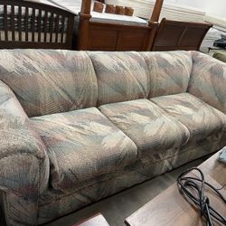 COUCH  IN VERY GOOD CONDITION  🚚🚚FREE DELIVERY 🚚🚚