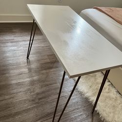 Modern White Computer Desk – Sleek & Stylish