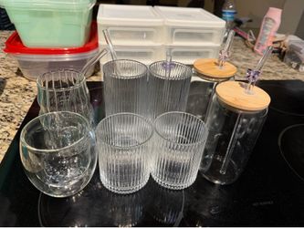 Moving sale ‼️ cups with straws