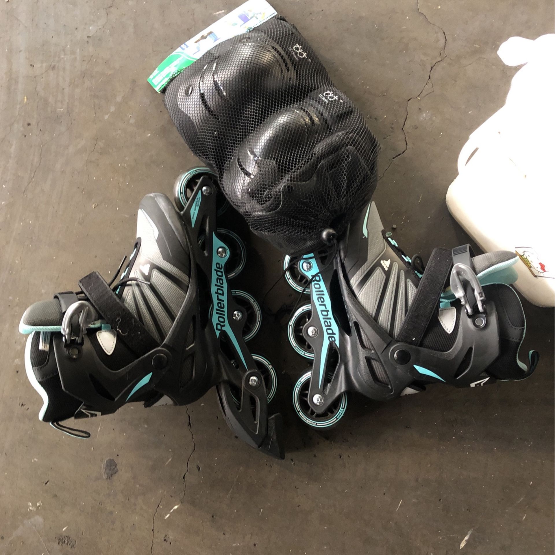 Roller Blades With Knee Pads For Kid $10.00