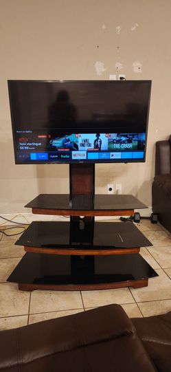 Samsung smart TV comes with stand