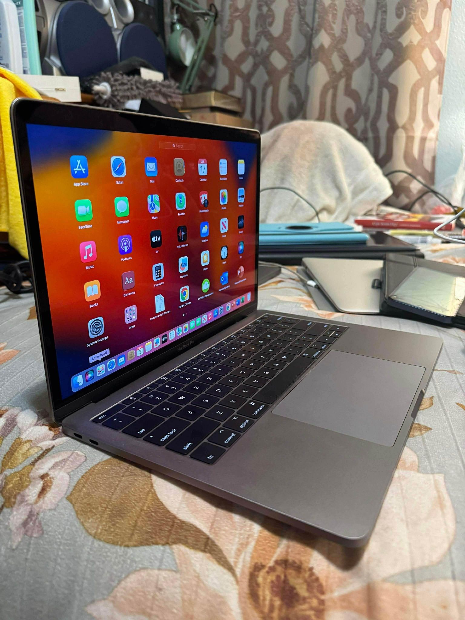 Excelente Laptop Apple MacBook Pro De 13 Pulgadas Pantalla Retina Procesador i5 Con Programas