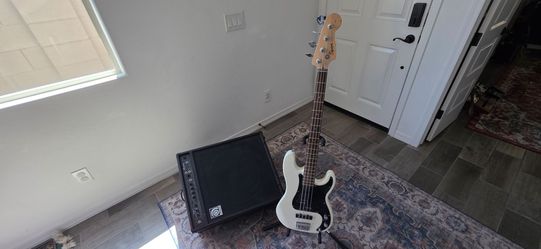 Squier Precision Bass Ampeg Combo Package