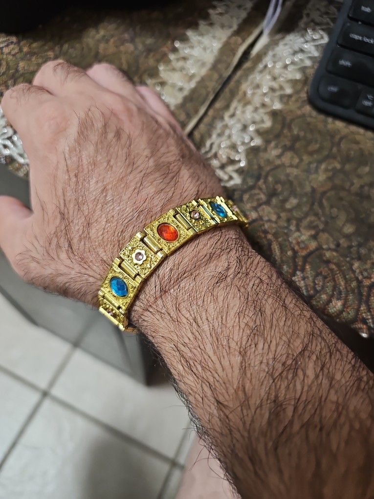 A BEAUTIFUL MEN'S STAINLESS STEEL GOLD PLATED WITH COLORFUL STONES SIZE 8.5 INCH