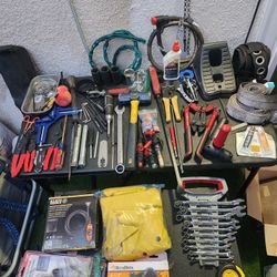Varias Herramientas Y Caja De Herramientas Se Va Con La Mejor Oferta