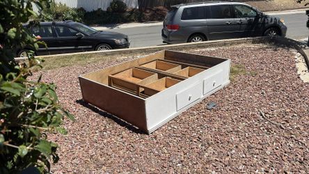 Bed frame w/four drawers Queen Siize