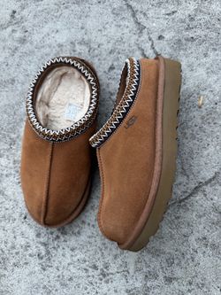 Women Uggs Tasman size 6 are  like new, only have that stain, I'm selling them as is
