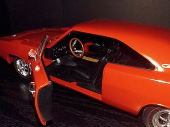 1969 Dodge Daytona collectors diecast model very well detailed full scale 118