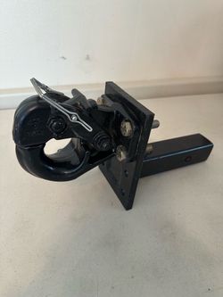 Pintle stowing Hitch
