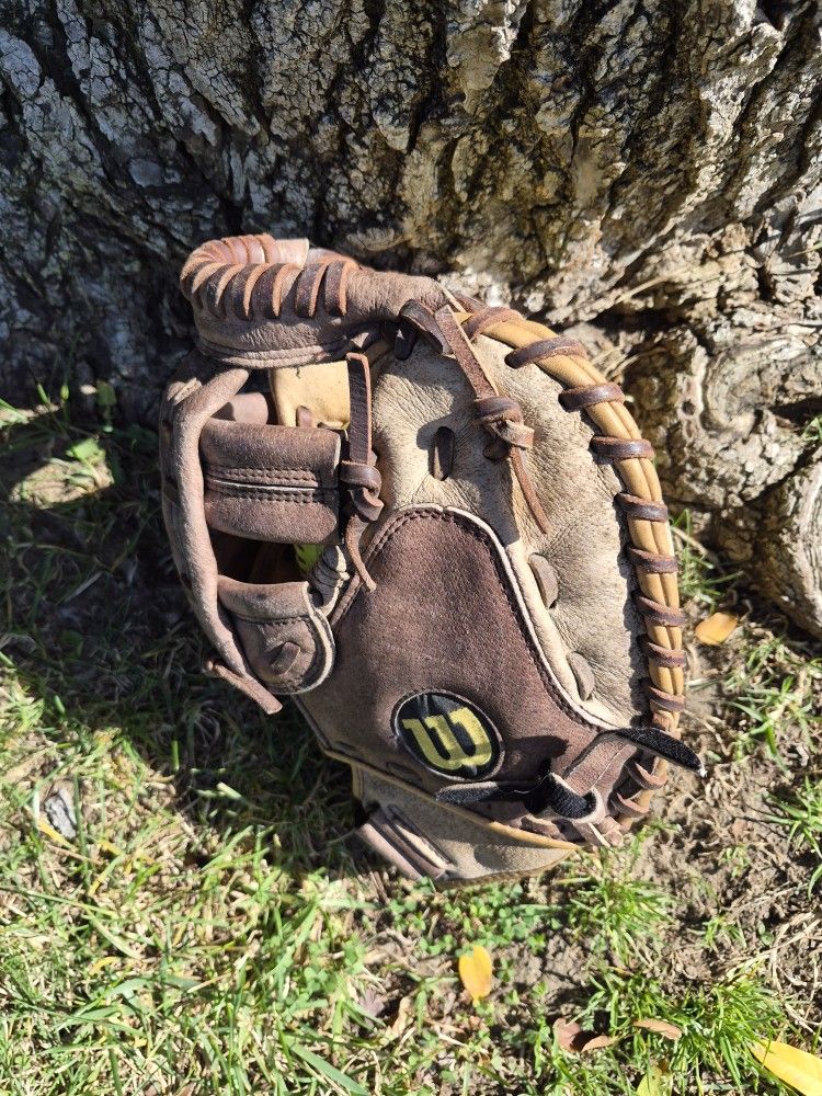 Wilson Softball Firstbasemans Glove ( See Pics) LOCATED IN GLENDORA. CHECK OUT MY PAGE FOR OTHER BASEBALL/SOFTBALL EQUIPMENT