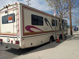 Ford chassey Fleetwood beautiful motorhome