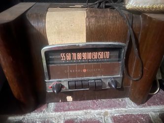 Antique General electric L-660 radio built 1941